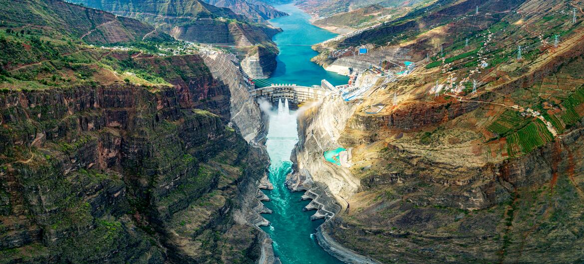 在深山峡谷内嵌的巨大水电,